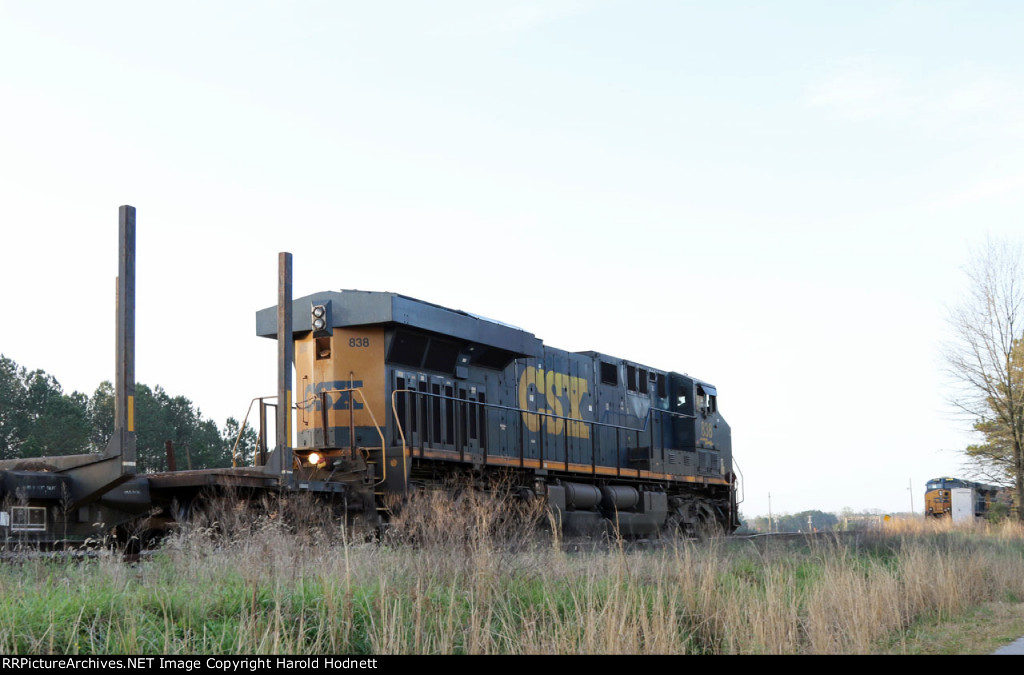 L250-25 with CSX 838 shoves cars in the interchange track for CLNA 